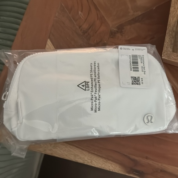 Lululemon Everywhere Belt Bag 1L, white, NWT - Picture 7 of 7